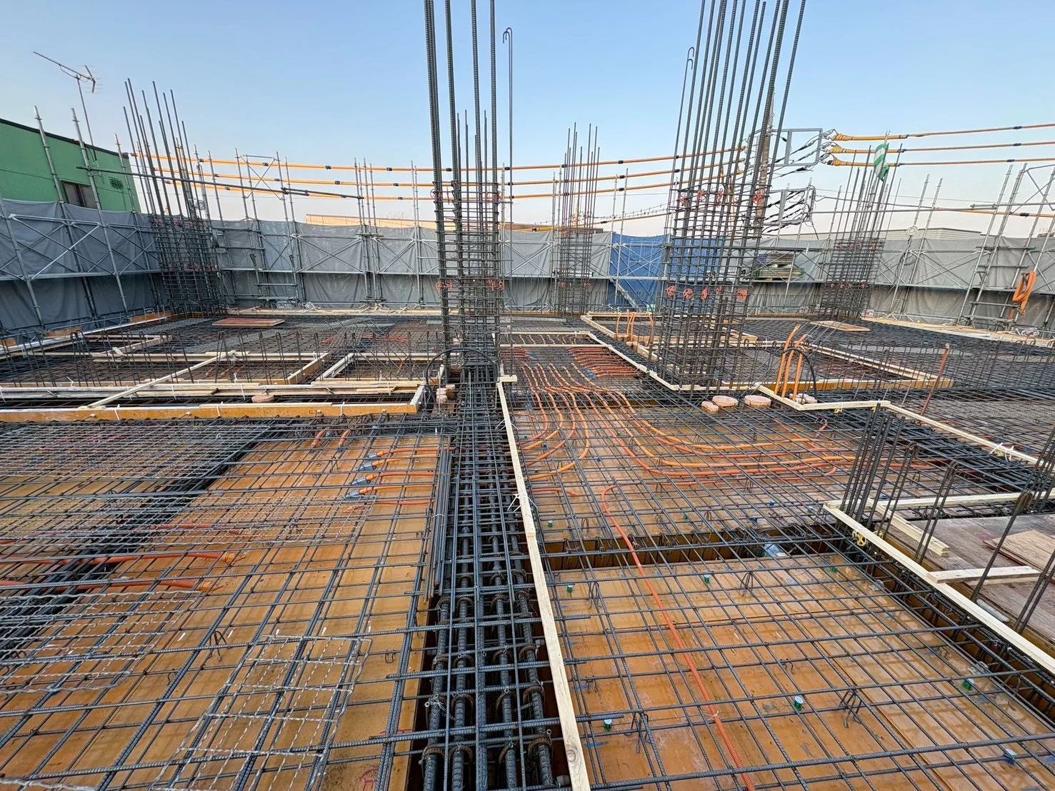 新築マンション スラブ電気配管施工 全景